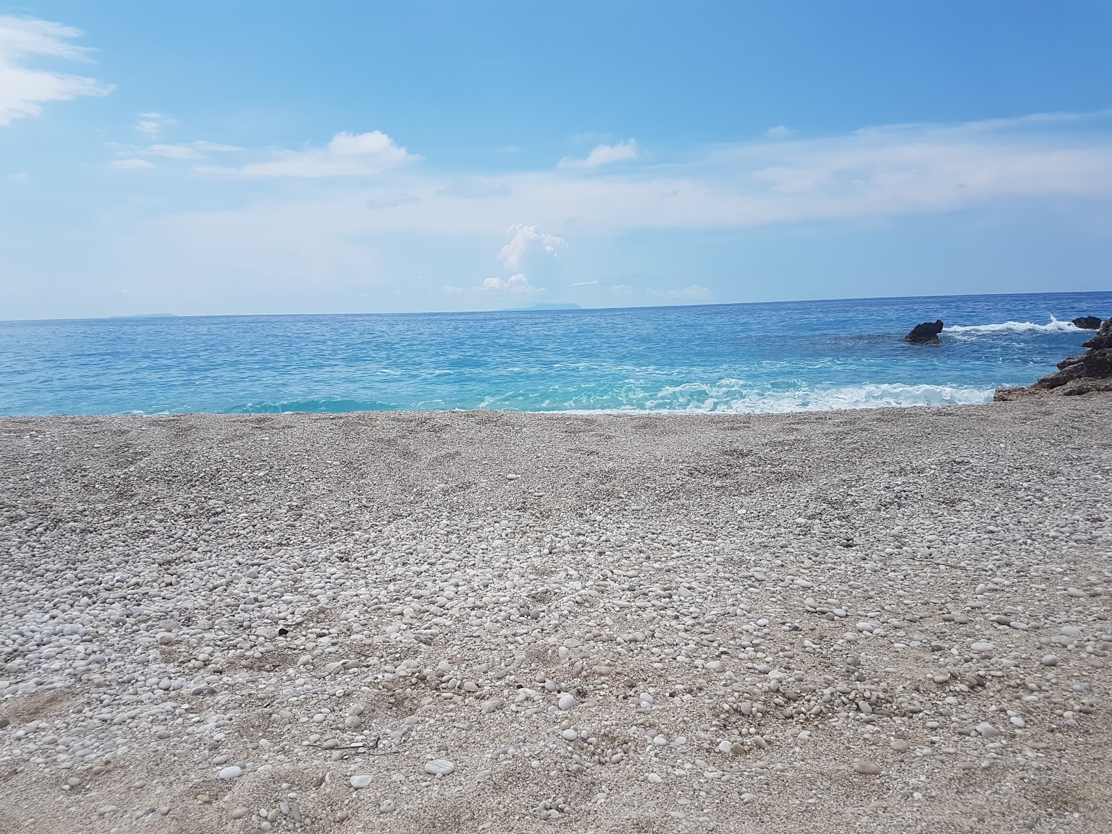 Kalit beach'in fotoğrafı mavi saf su yüzey ile
