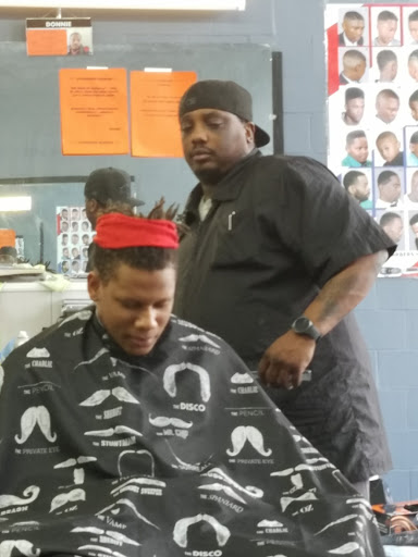 Barber Shop «Razor 1 Kutz Barbershop», reviews and photos, 7218 Montgomery Rd, Silverton, OH 45236, USA