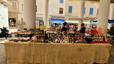 Mercatu Cupartu di L’Isula Rossa à L'Île-Rousse