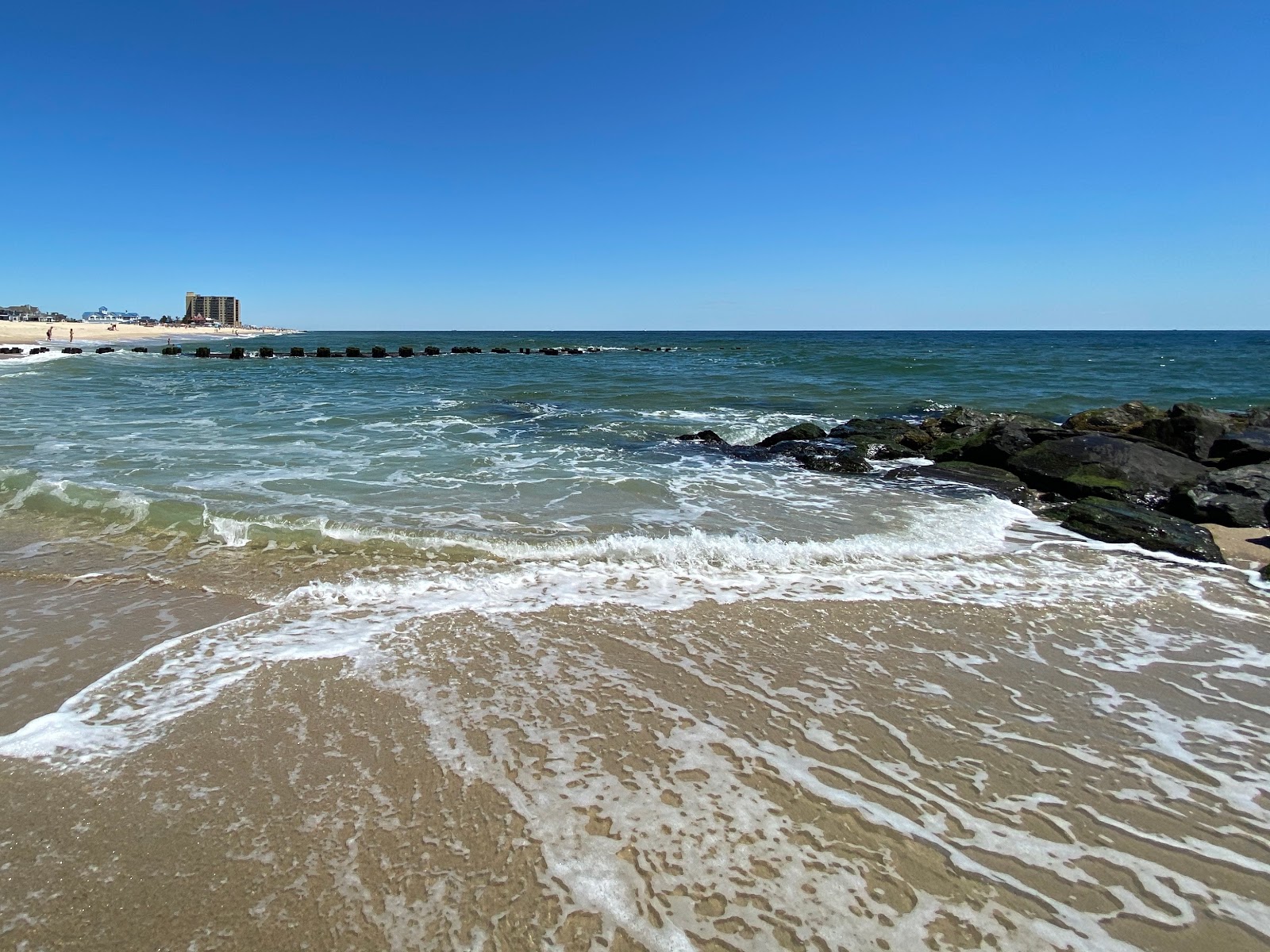 Monmouth Beach的照片 带有碧绿色纯水表面