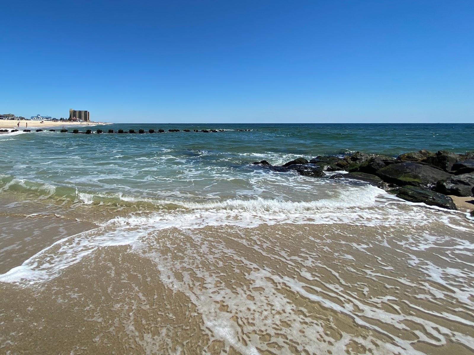 Monmouth Beach'in fotoğrafı düz ve uzun ile birlikte