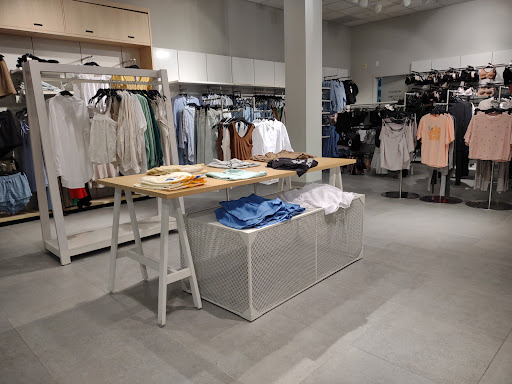 Clothing Store «H&M», reviews and photos, 37700 W 6 Mile Rd, Livonia, MI 48152, USA