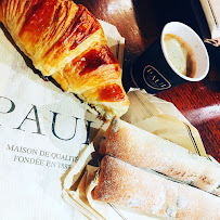 Croissant du Restaurant servant le petit-déjeuner Paul à Paris - n°6
