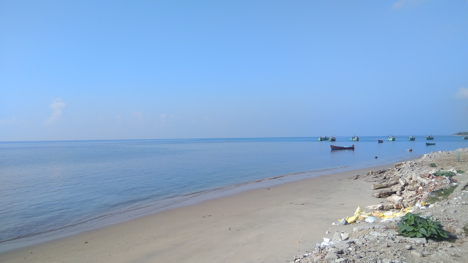 Keezhakarai Beach Bay的照片 带有碧绿色纯水表面