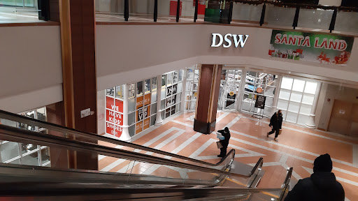 DSW Designer Shoe Warehouse, 139 Flatbush Ave, Brooklyn, NY 11217, USA, 