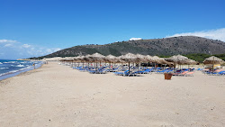 Paralia Gymniston'in fotoğrafı küçük koy ile birlikte