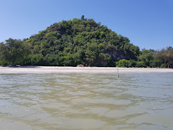 Sam Phraya Beach'in fotoğrafı uçurumlarla desteklenmiş