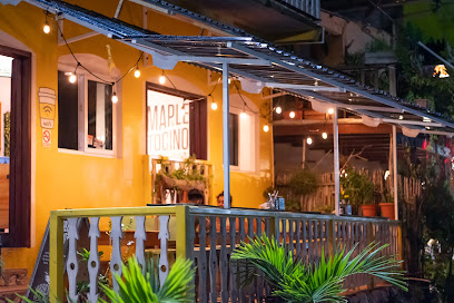 Maple & Tocino - Calle 15 de septiembre, casa amarilla A un costado del hotel Sabana Flores, Peten, 17001, Guatemala