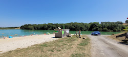 Plage du Lac De Lupiac'in fotoğrafı düz bir kıyı şeridi ile birlikte