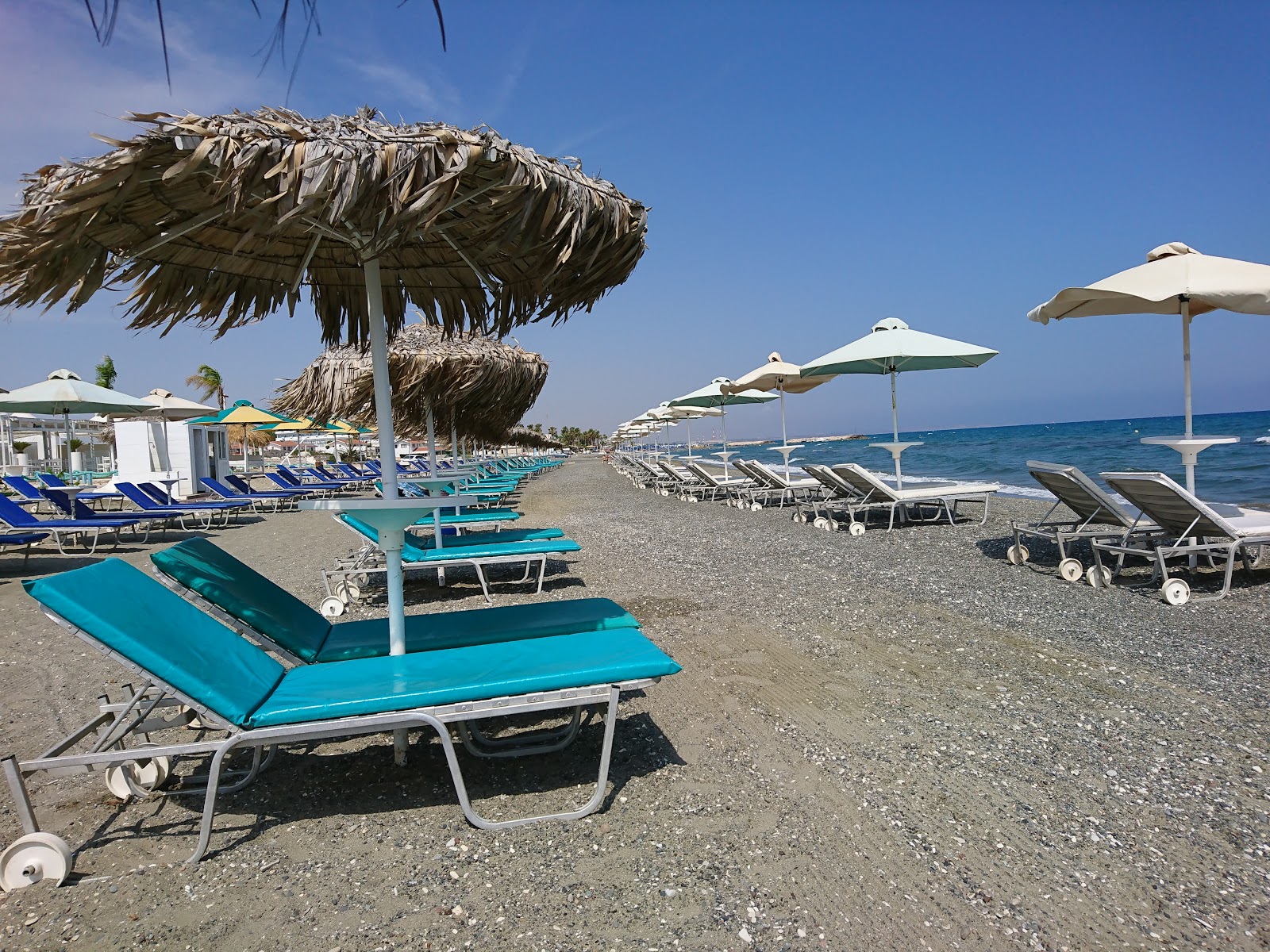 Yanathes beach'in fotoğrafı ve yerleşim