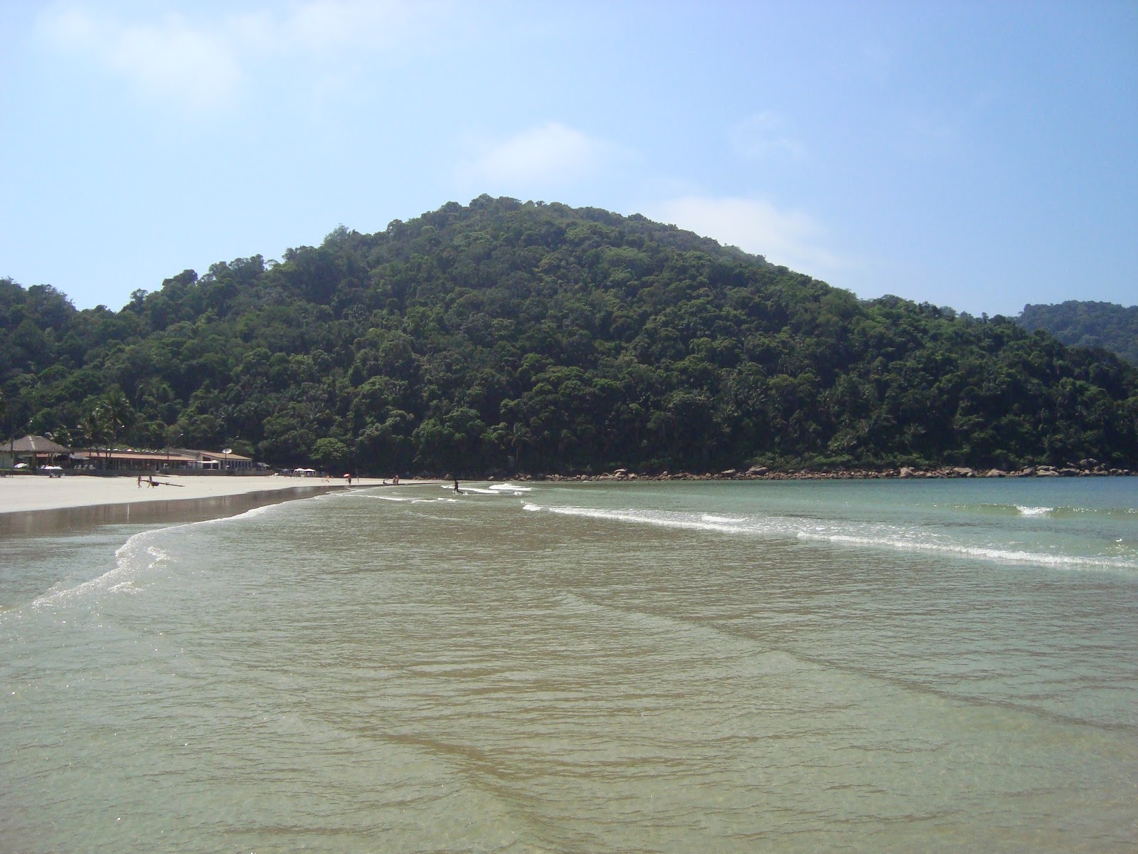 蒙杜巴海滩的照片 带有碧绿色纯水表面
