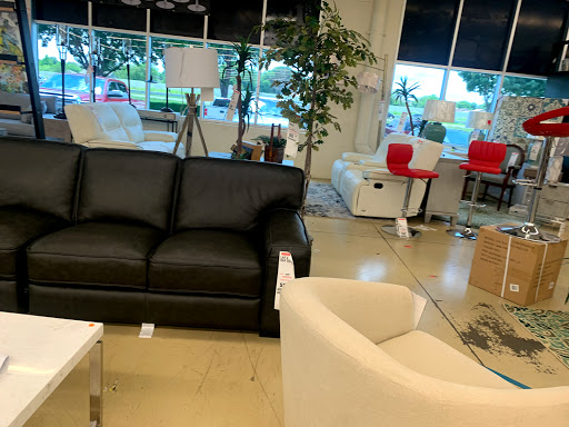 Outlet Store «Rooms To Go Outlet Furniture Store - Grand Prairie», reviews and photos, 2725 TX-360 #100, Grand Prairie, TX 75052, USA