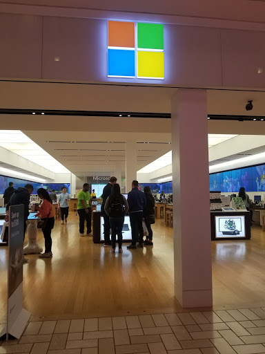 Computer Store «Microsoft Store - Tysons Corner Center», reviews and photos, 1961 Chain Bridge Rd, Tysons, VA 22102, USA