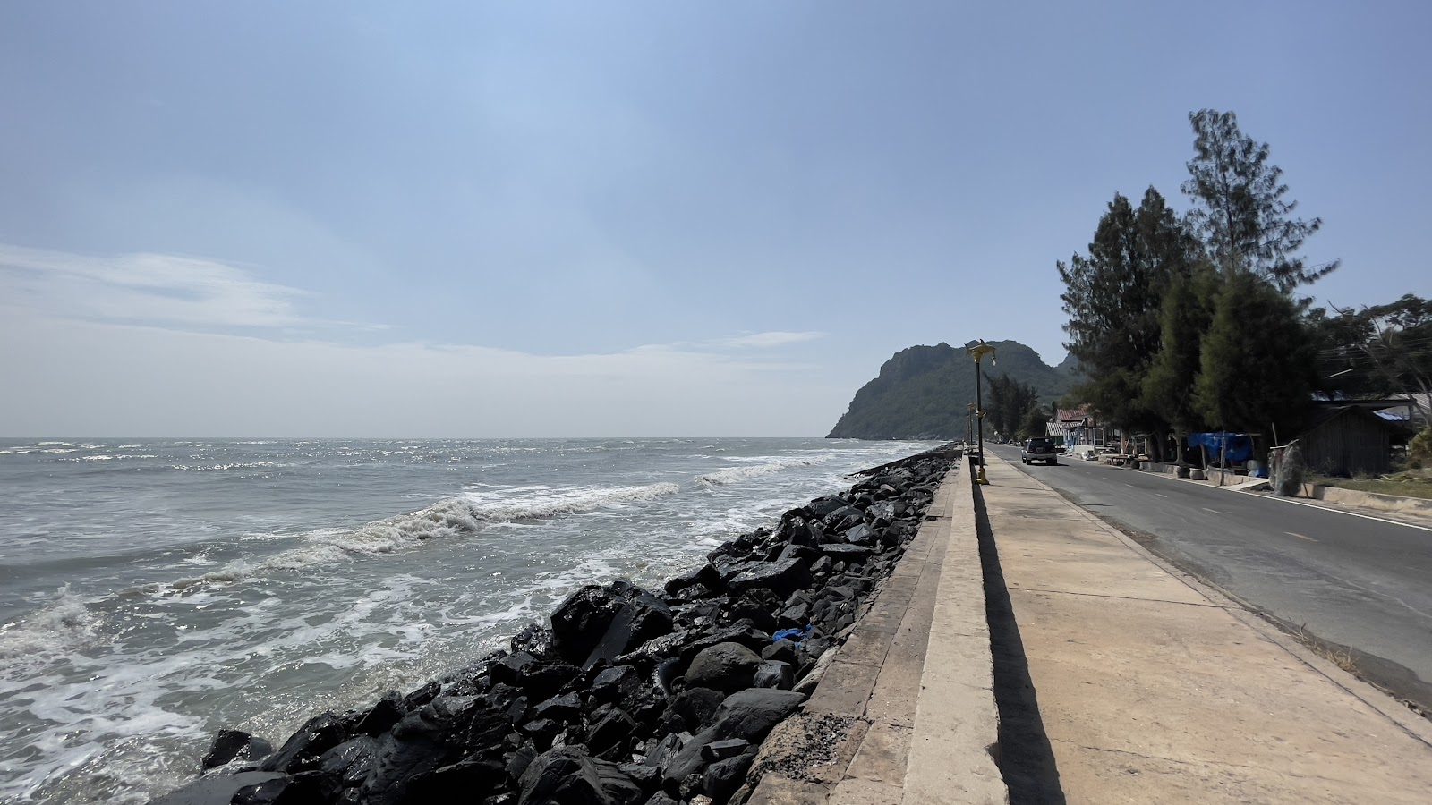 Baan Kiang Le Ing Pha Beach'in fotoğrafı uçurumlarla desteklenmiş