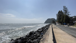 Baan Kiang Le Ing Pha Beach'in fotoğrafı uçurumlarla desteklenmiş