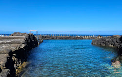 Photo de Piscinas Naturales Las Salinas entouré de montagnes
