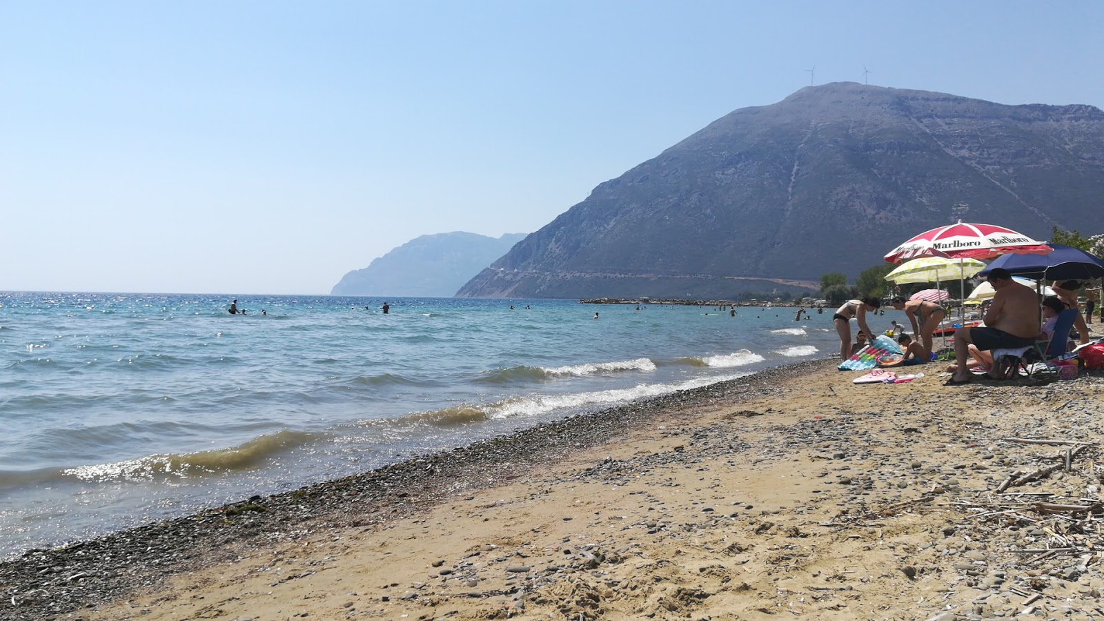 Photo de Makinia beach avec l'eau brune de surface