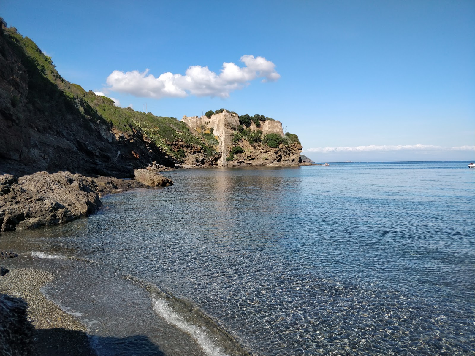 Photo de Spiaggia di Capo Perla avec petite baie