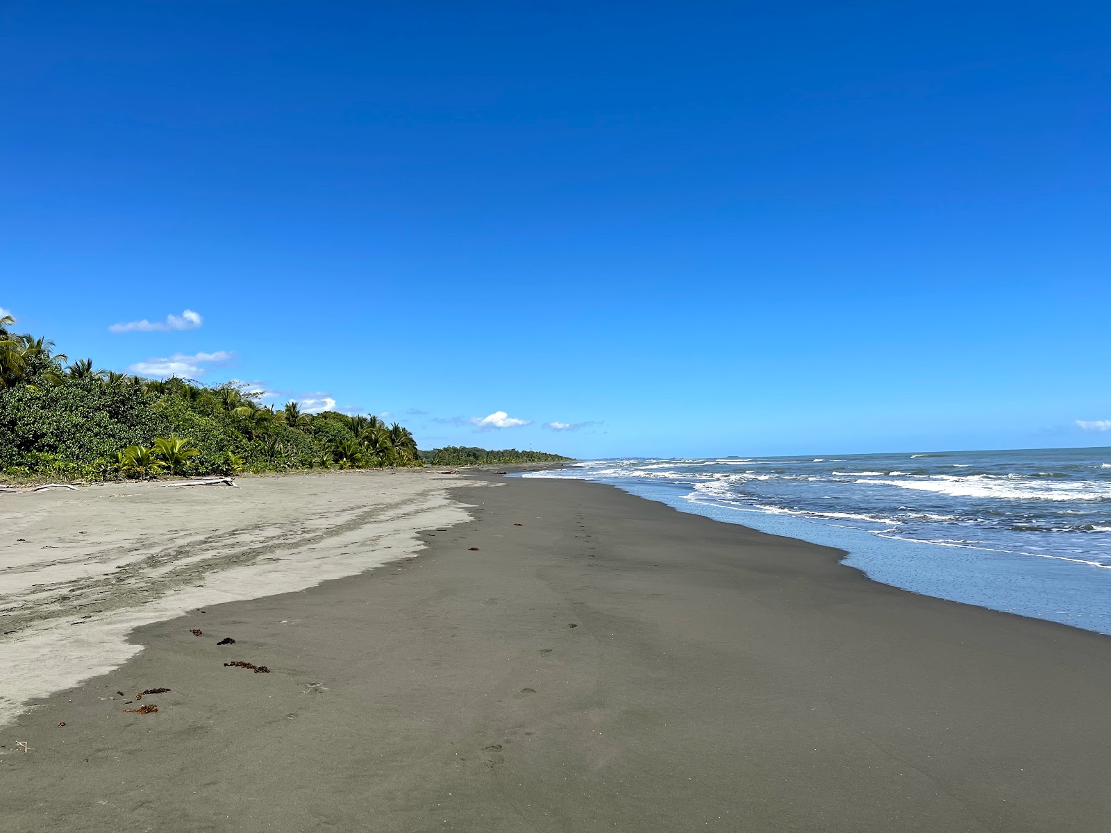 Φωτογραφία του Palmeras beach με γκρίζα άμμος επιφάνεια