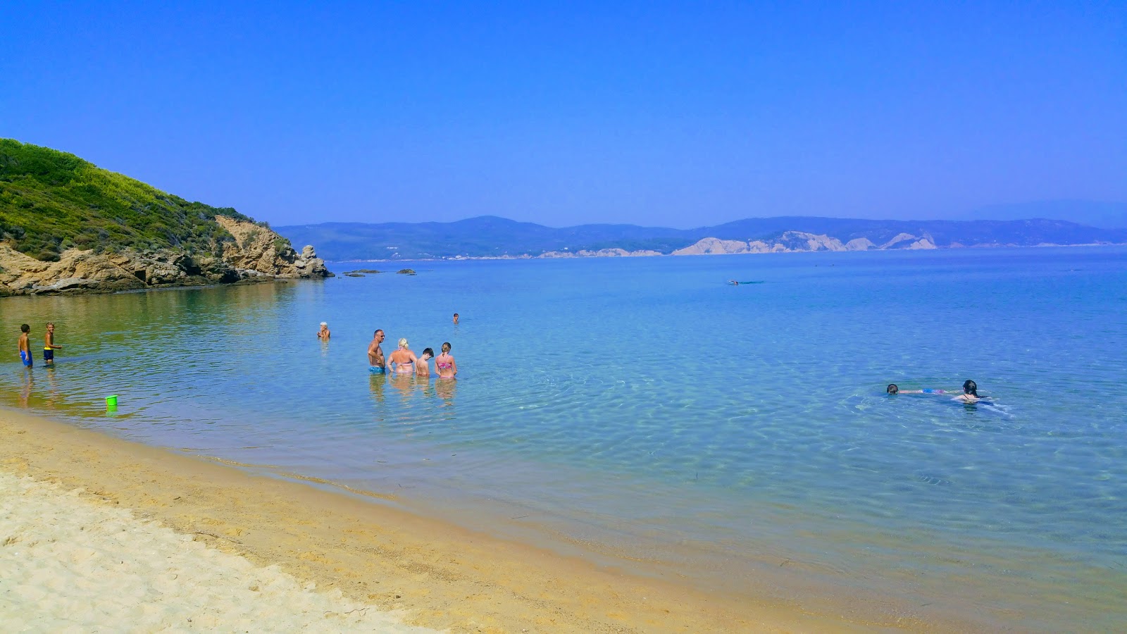 Fotografie cu Mandraki beach - locul popular printre cunoscătorii de relaxare