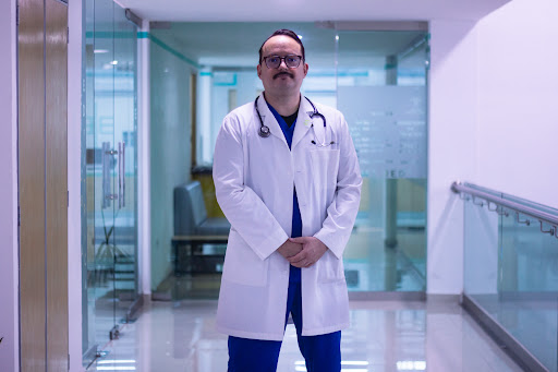 Dr. César Valerio Carballo Cardiólogo Pediatra