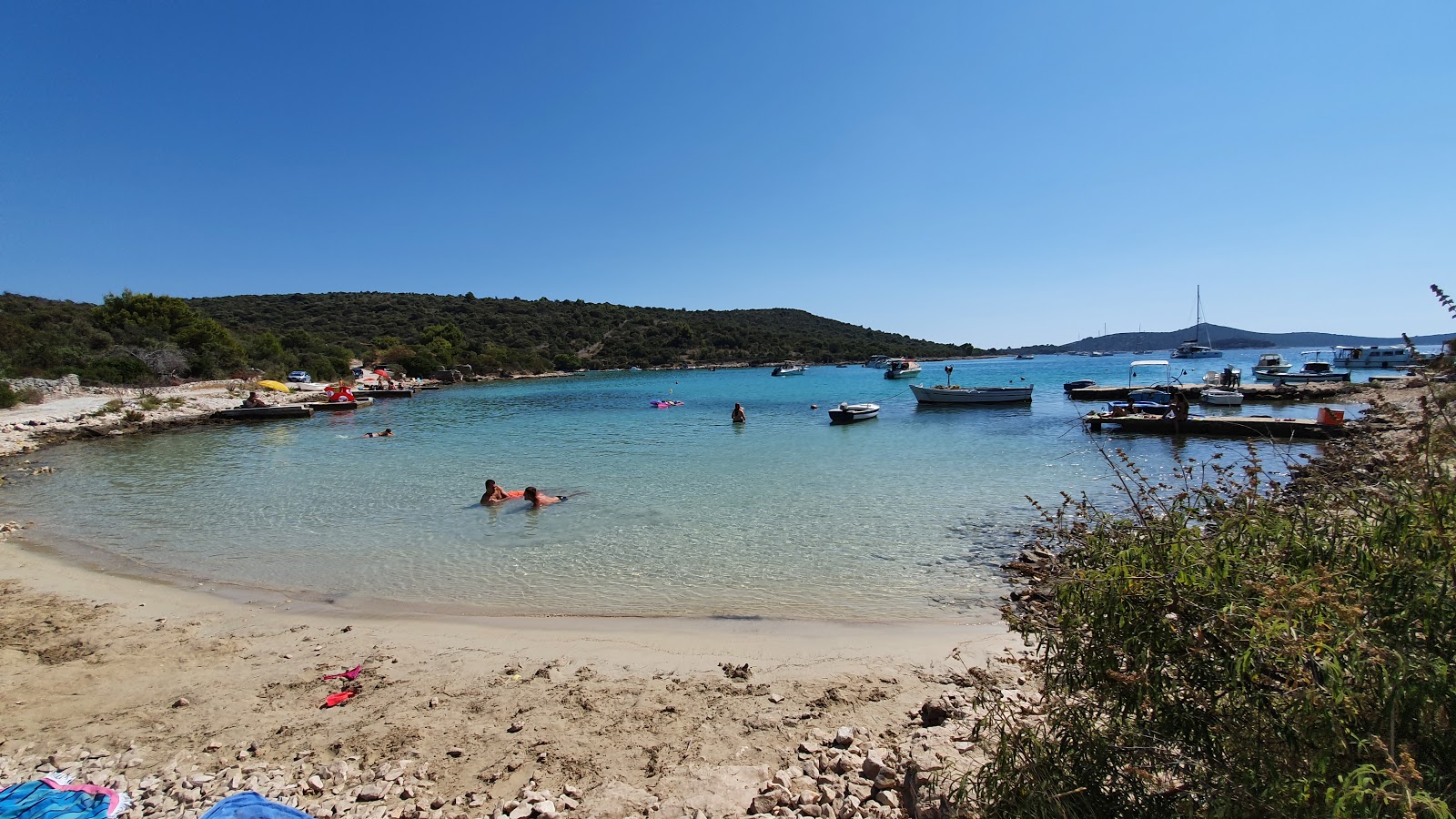 Zdjęcie Old Trogir beach z powierzchnią beżowy piasek i kamienie