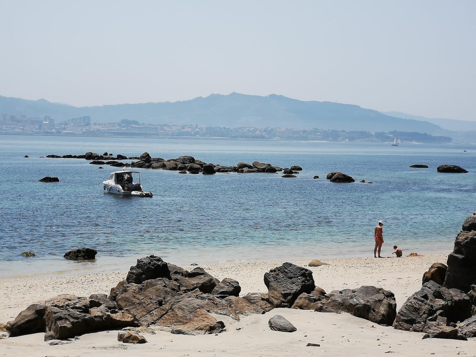 Foto di Praia Nino do Corvo con molto pulita livello di pulizia