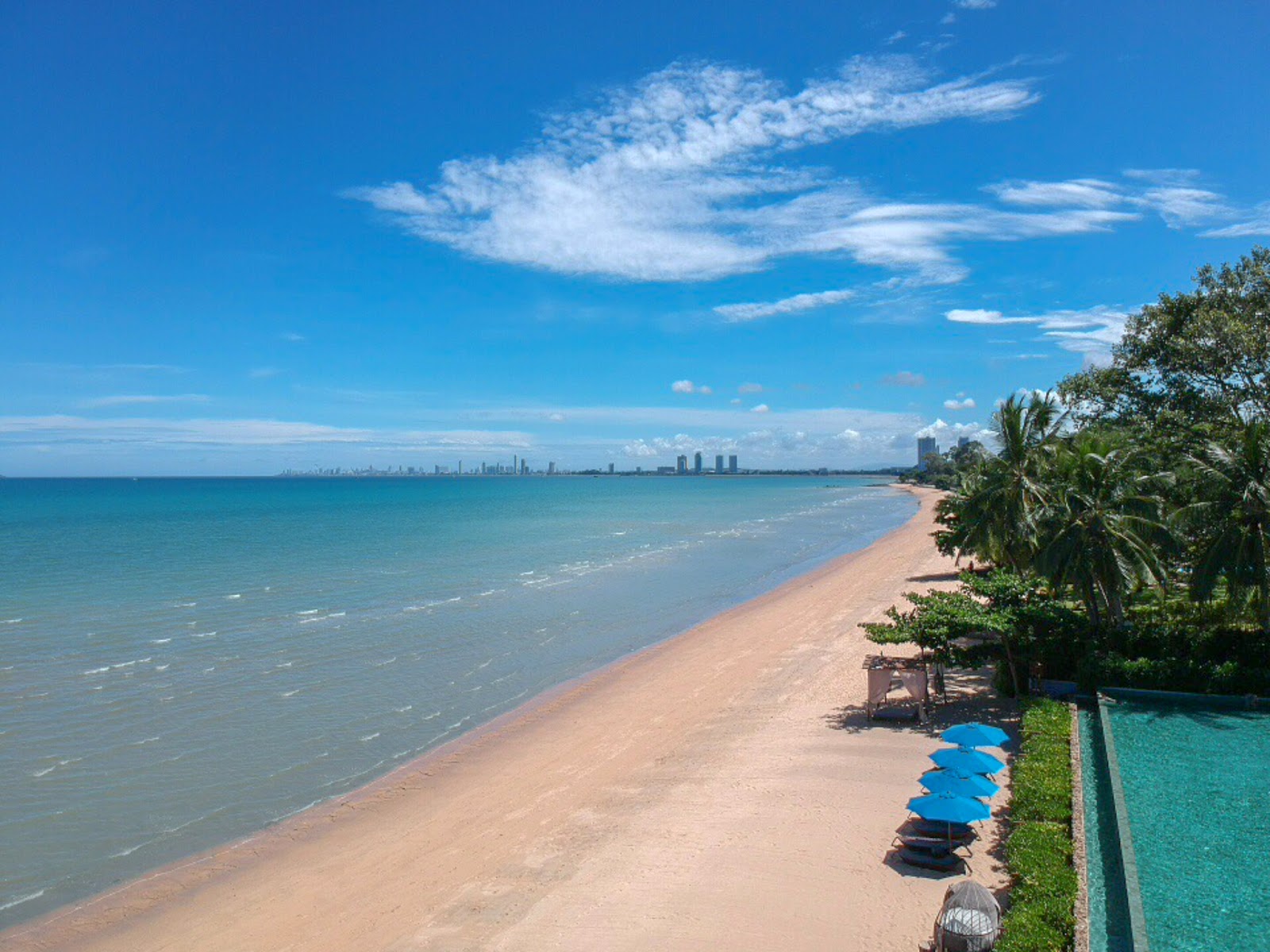 Foto di Bang Saray Beach con una superficie del sabbia beige