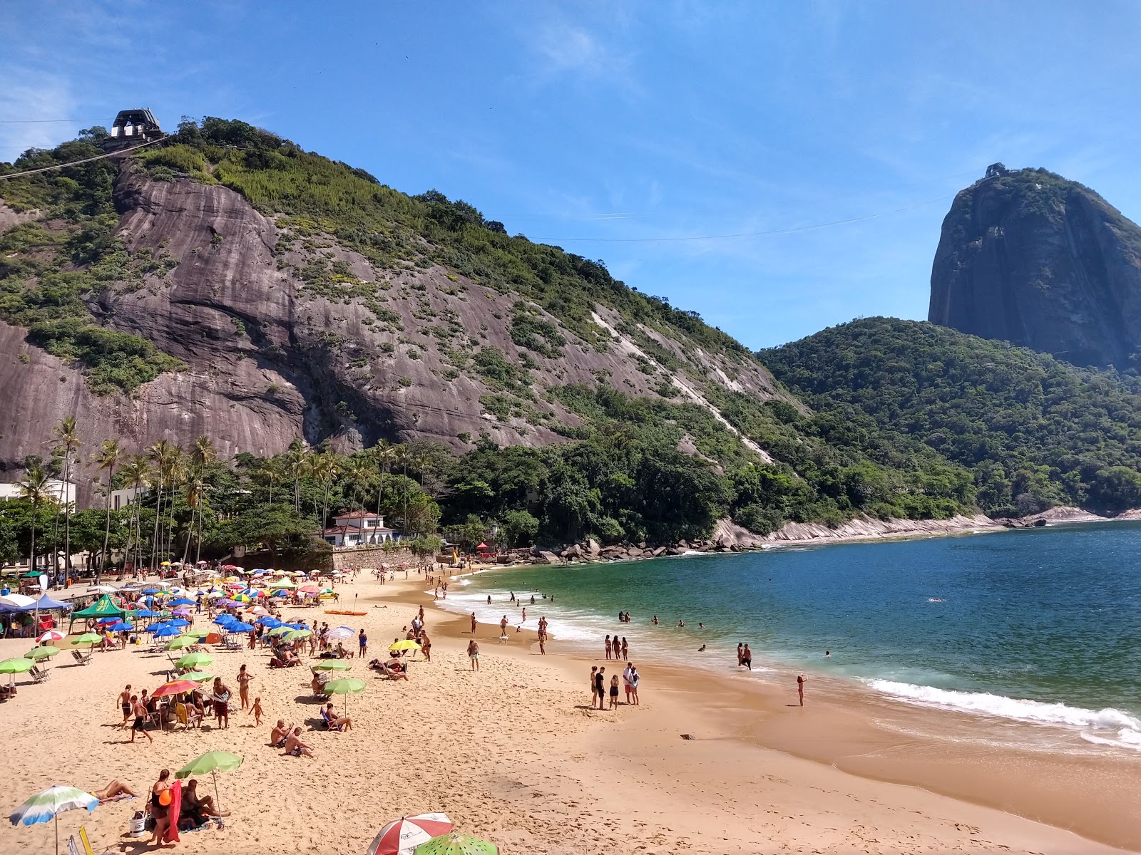 Foto di Spiaggia Vermelha e l'insediamento