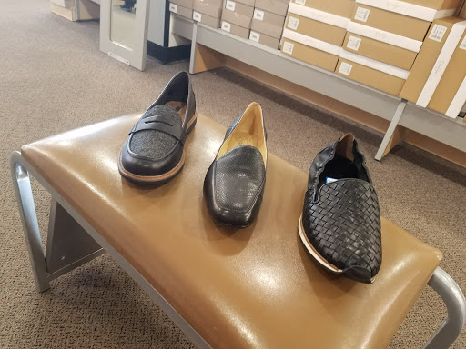 Shoe Store «DSW Designer Shoe Warehouse», reviews and photos, 1820 South Randall Road, Algonquin, IL 60102, USA