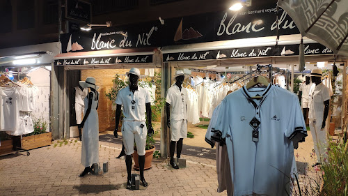 Magasin de vêtements blanc du nil Hyères