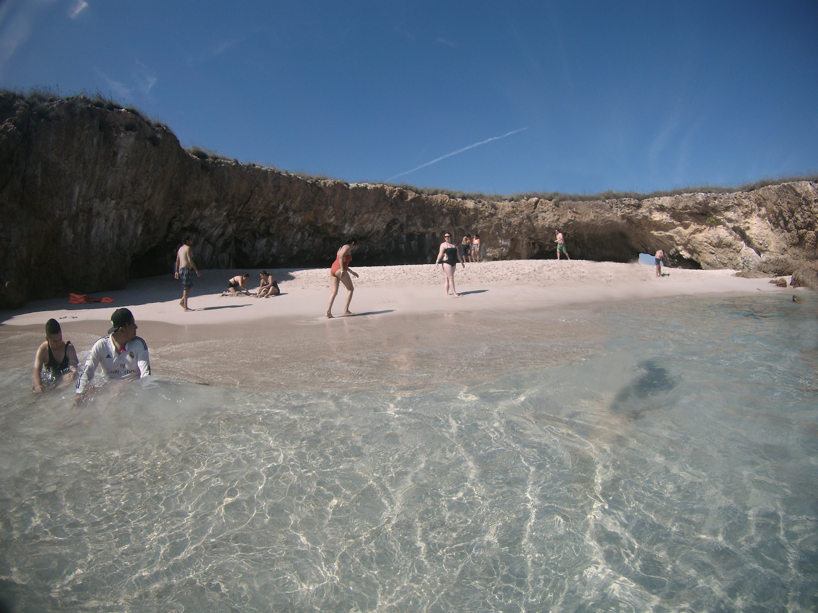 Photo de Playa la nopalera beach avec l'eau cristalline de surface