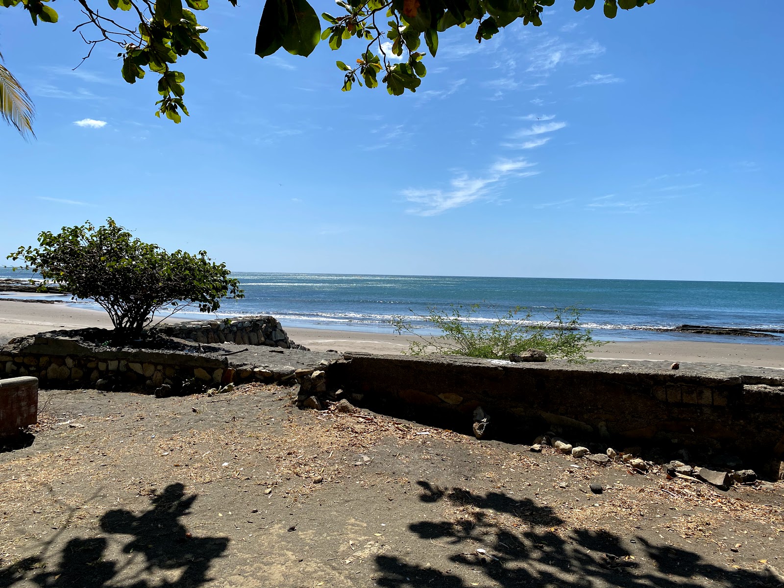 Valokuva El Velero beachista. pinnalla harmaa hiekka:n kanssa