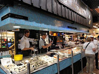 Atmosphère du Restaurant de fruits de mer CHEZ ANTONIN - Écailler aux Halles de Lyon Paul Bocuse - n°6