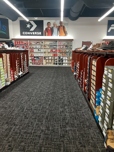 Shopping Mall «North Riverside Park Mall», reviews and photos, 7501 W Cermak Rd, N Riverside, IL 60546, USA