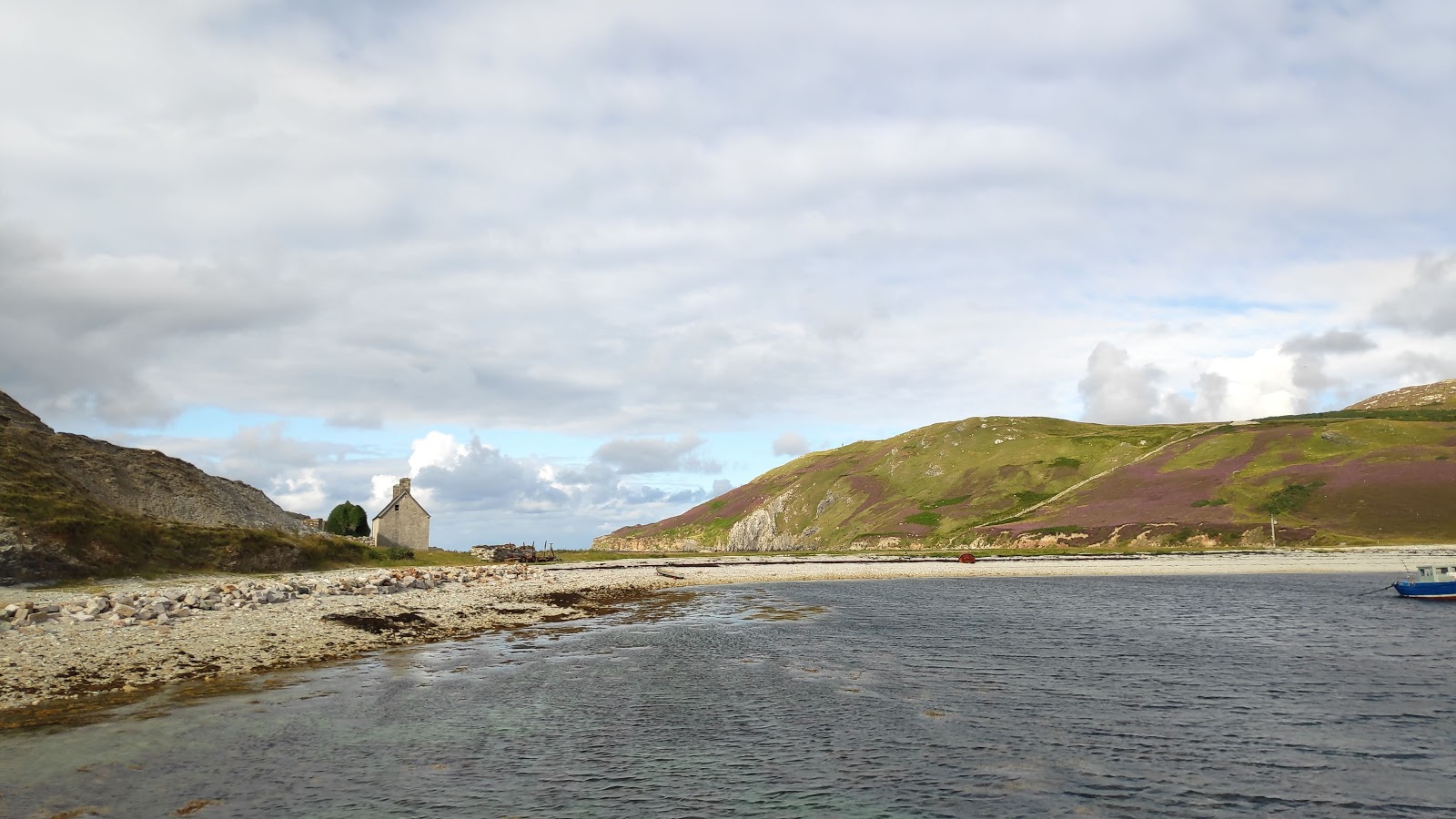 Foto van Ard Neakie Lime Kilns met turquoise puur water oppervlakte