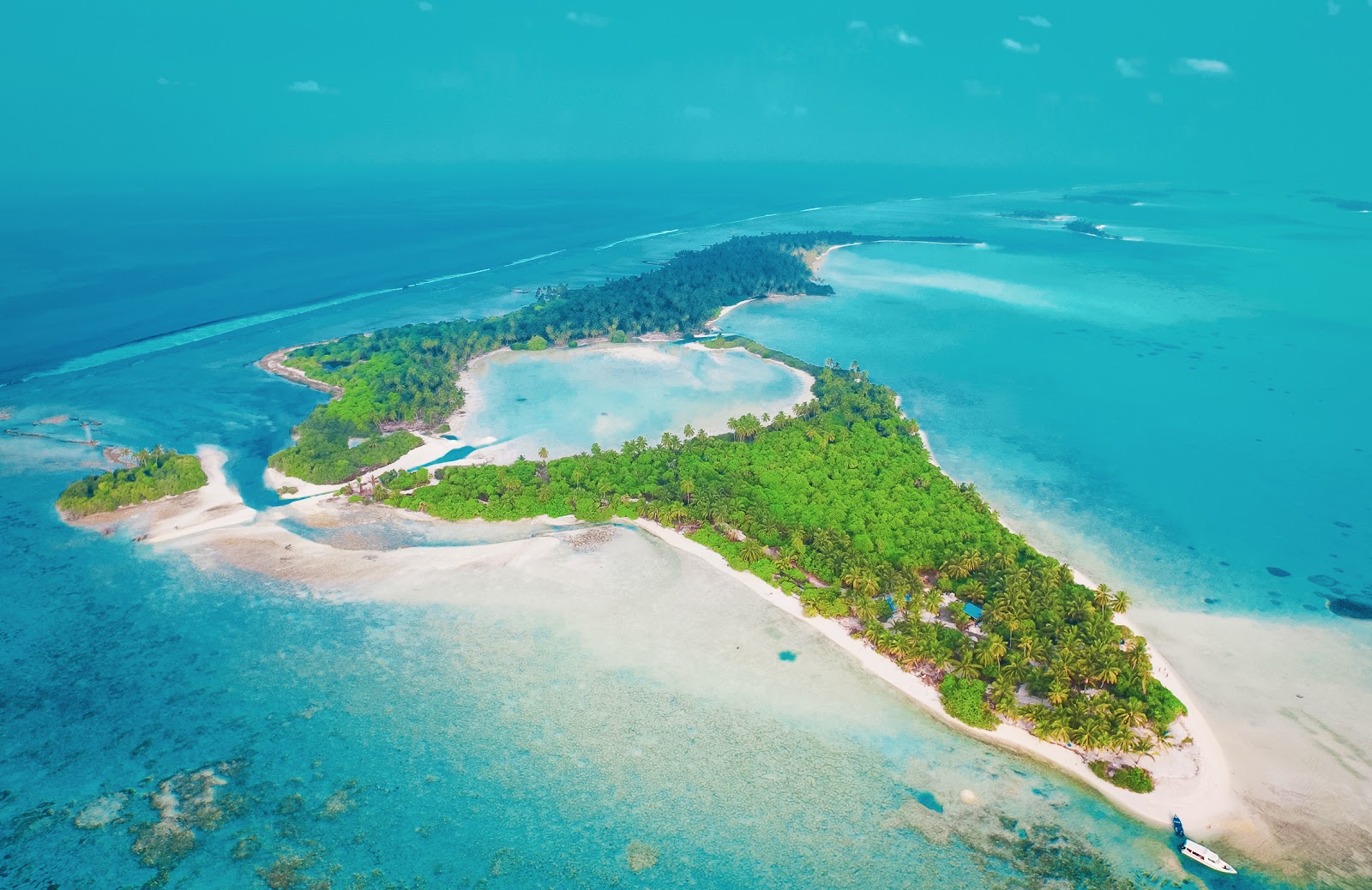 Foto di Spiaggia del Rhaa Resort con molto pulito livello di pulizia