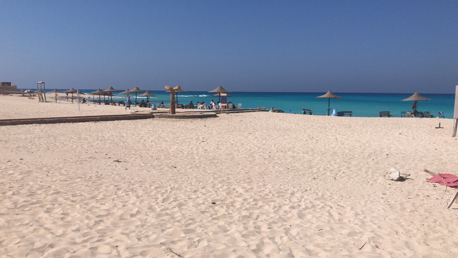 Photo de Farah Beach avec sable blanc de surface