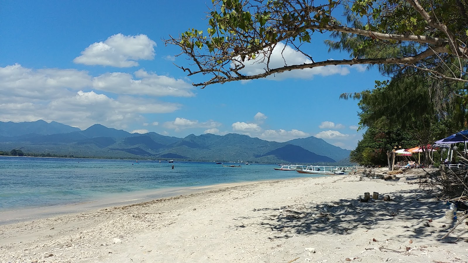 Foto von Gili Air Sedjiwa Beach mit beiger sand & steine Oberfläche