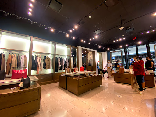 Clothing Store «Burberry Outlet», reviews and photos, 5220 Fashion Outlets Way, Rosemont, IL 60018, USA