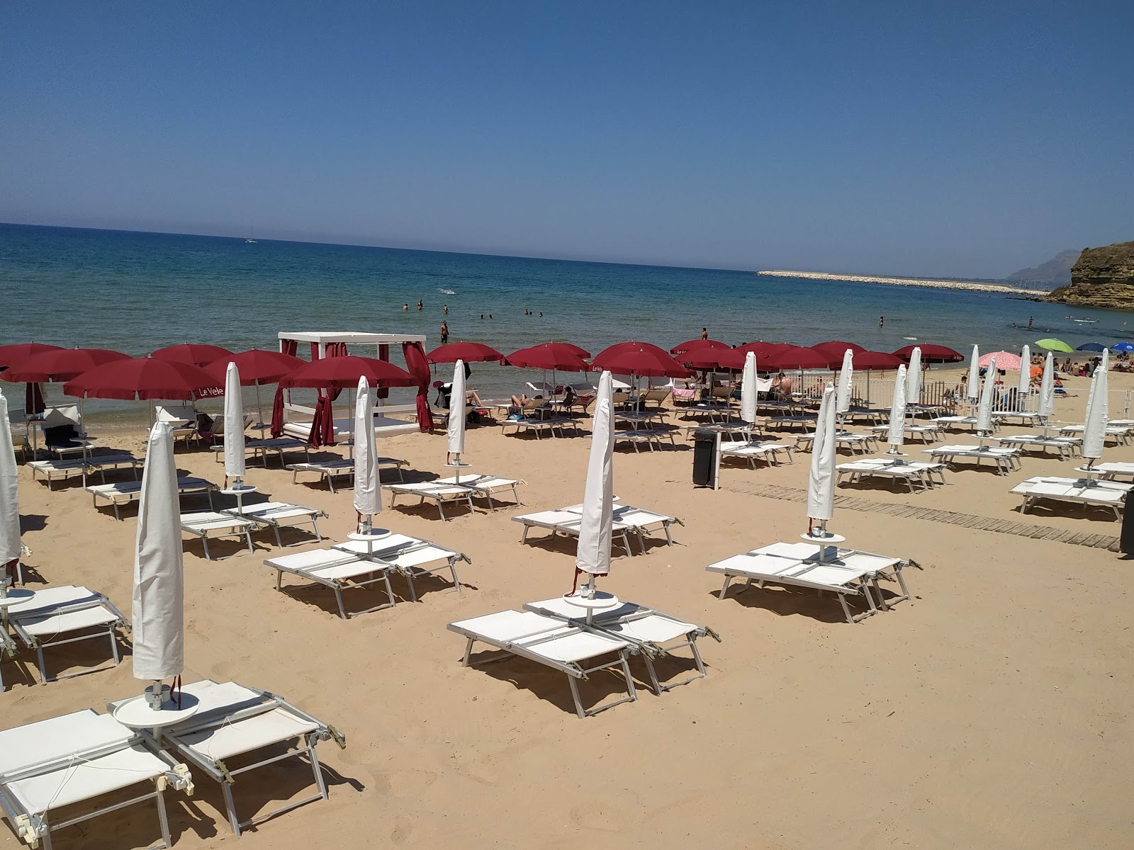 Spiaggia Di Balestrate的照片 带有碧绿色纯水表面
