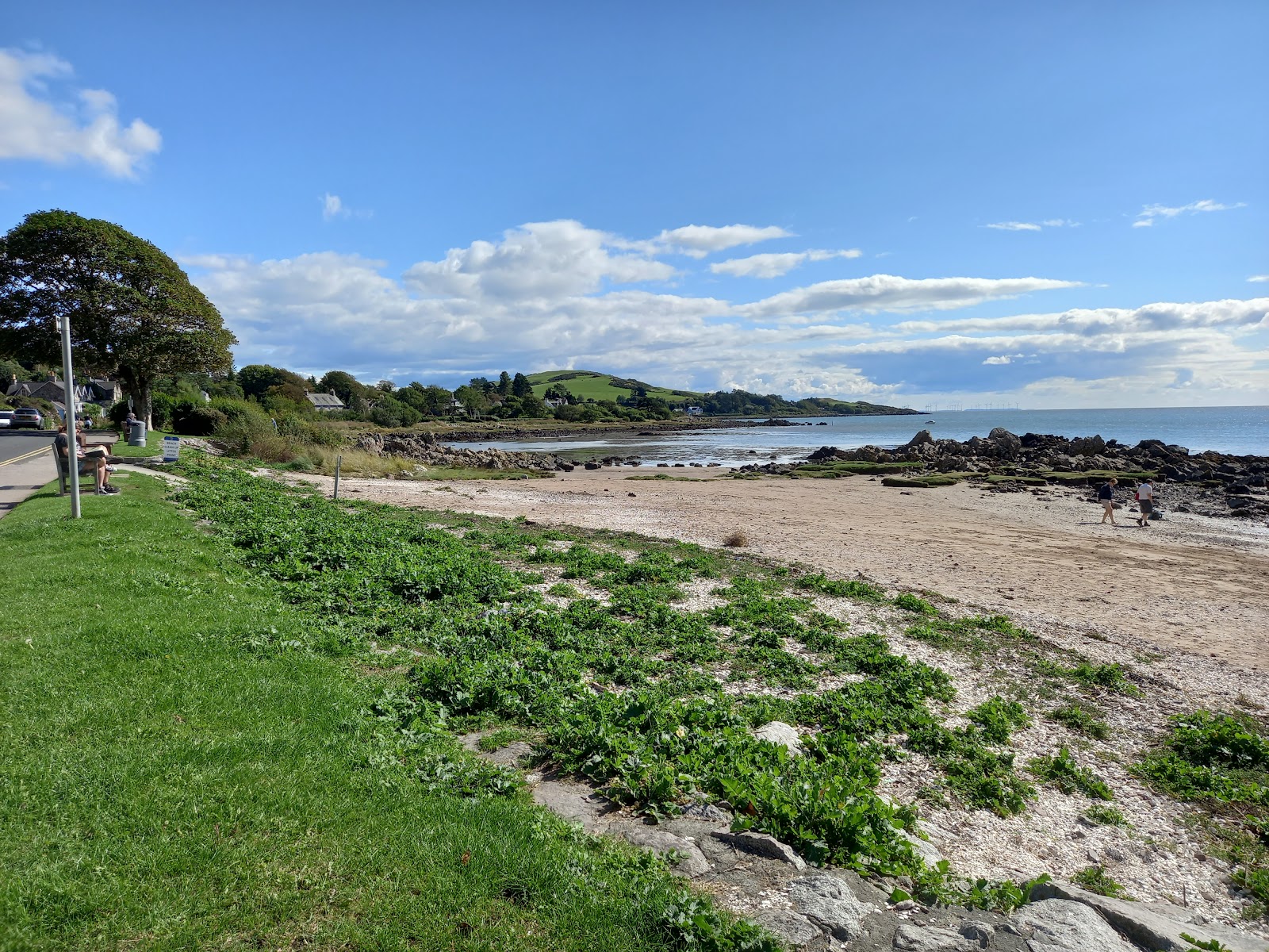 Fotografie cu Rockcliffe Beach cu o suprafață de apa pură turcoaz