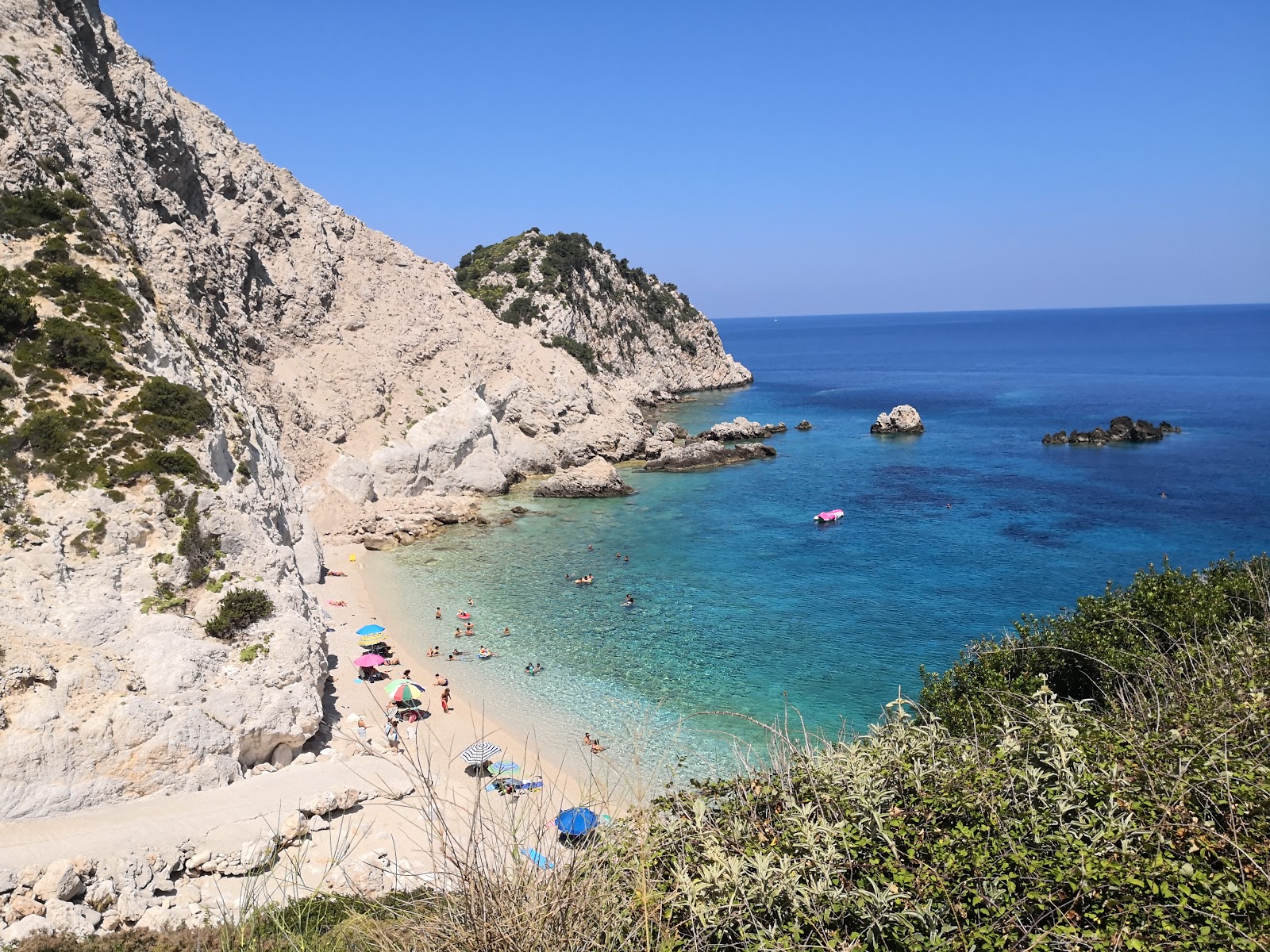 Agia Eleni'in fotoğrafı dağlarla çevrili