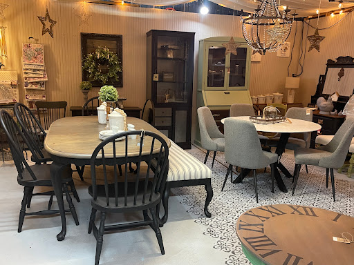 Consignment Shop «Trader Maes Decor & Artist Market», reviews and photos, 2001 Rock Springs Rd, Apopka, FL 32712, USA