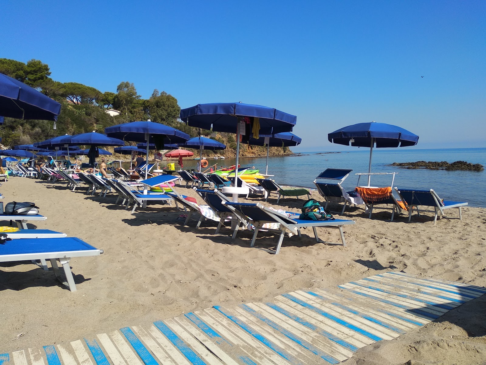 Foto von Spiaggia Di Mazzaforno von Klippen umgeben