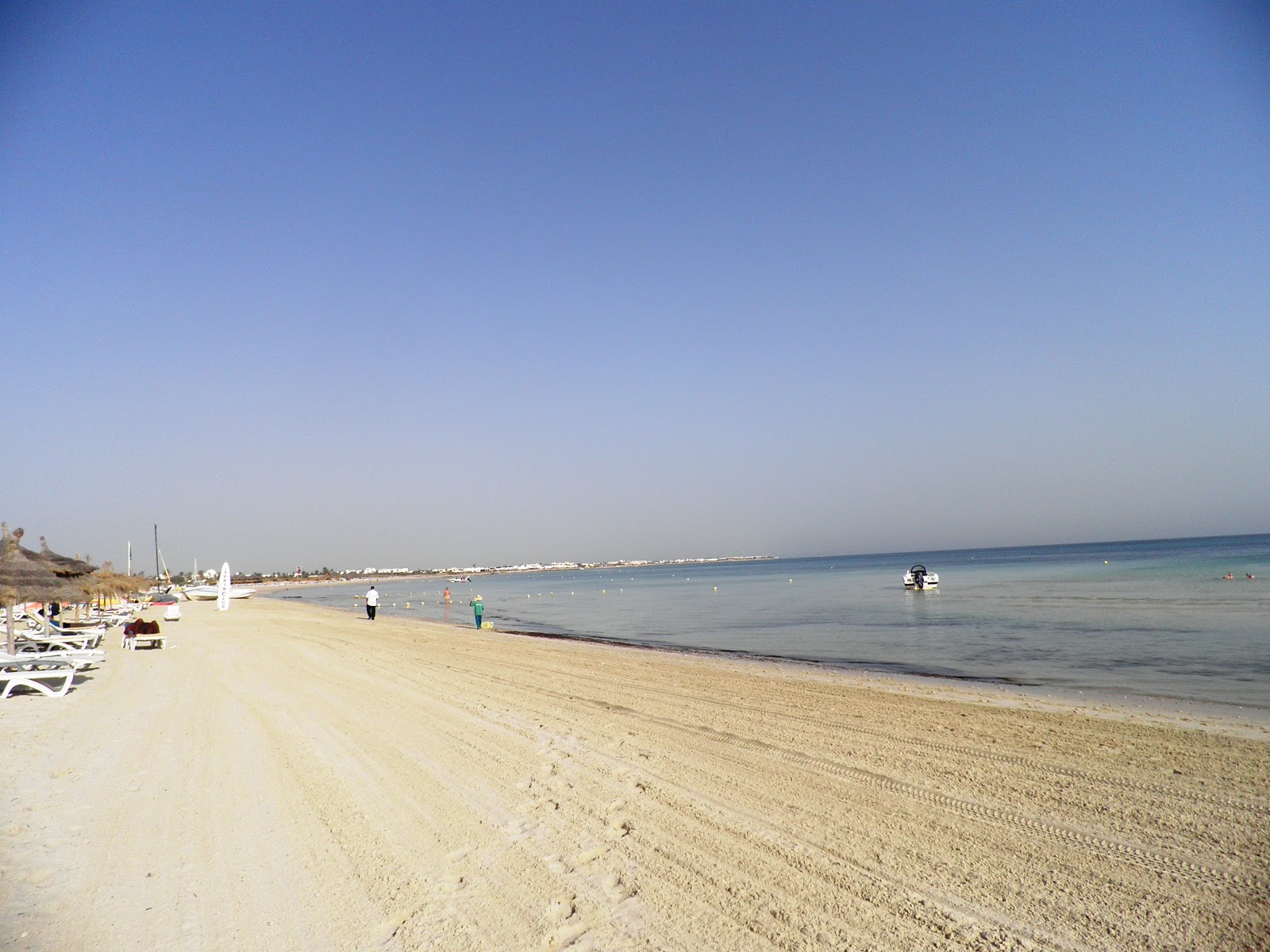 Valokuva Plage Dar Djerbaista. pinnalla valkoinen hiekka:n kanssa