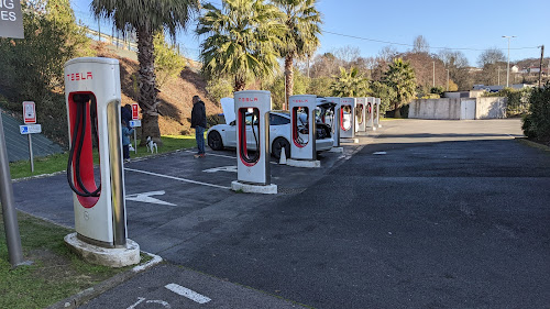 Borne de recharge de véhicules électriques Tesla Supercharger Bayonne