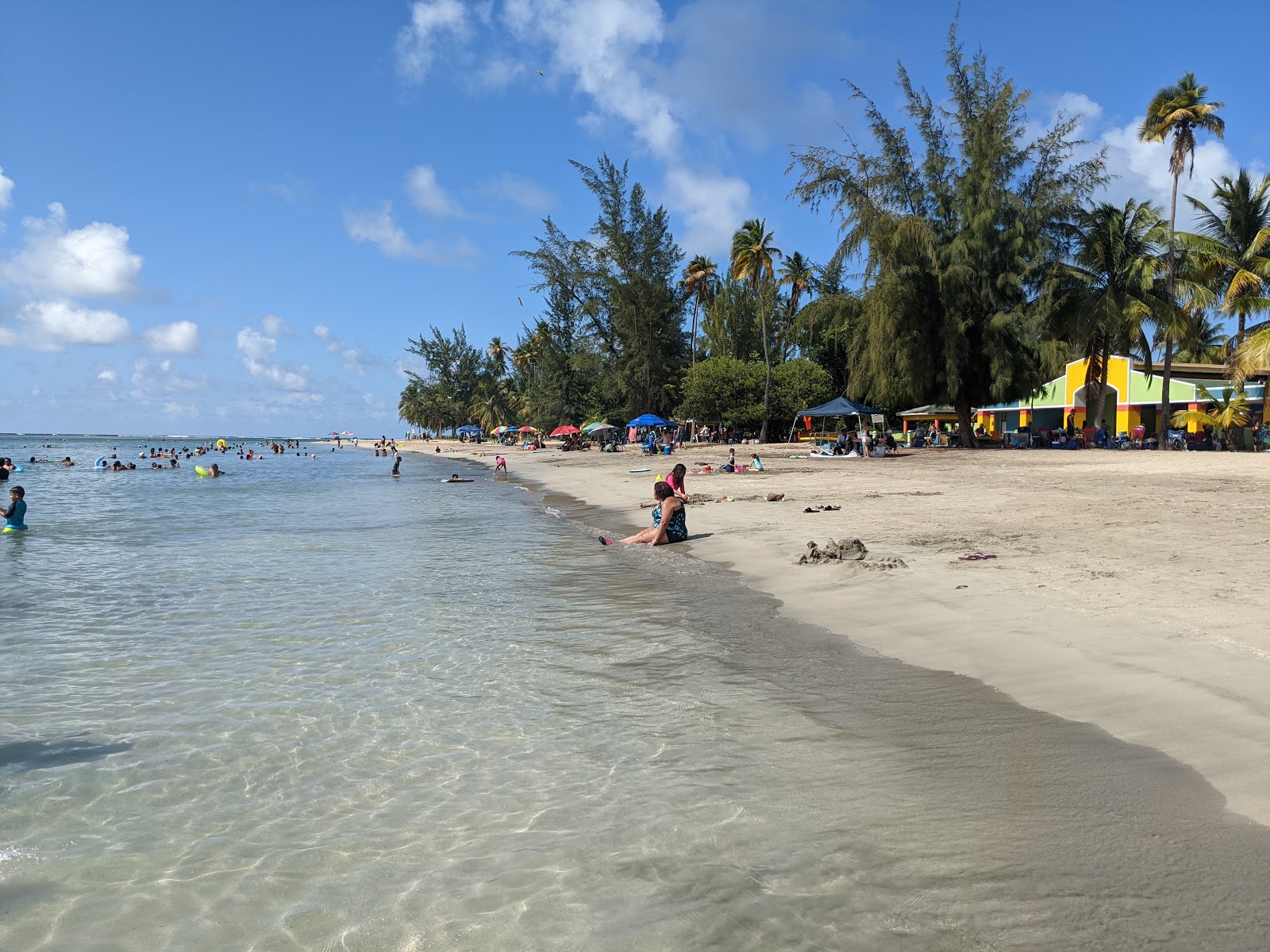 Zdjęcie Playa de Luquillo z powierzchnią jasny piasek