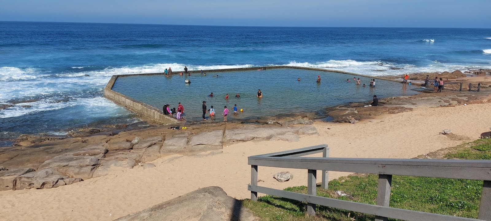 Preston beach的照片 带有明亮的沙子和岩石表面