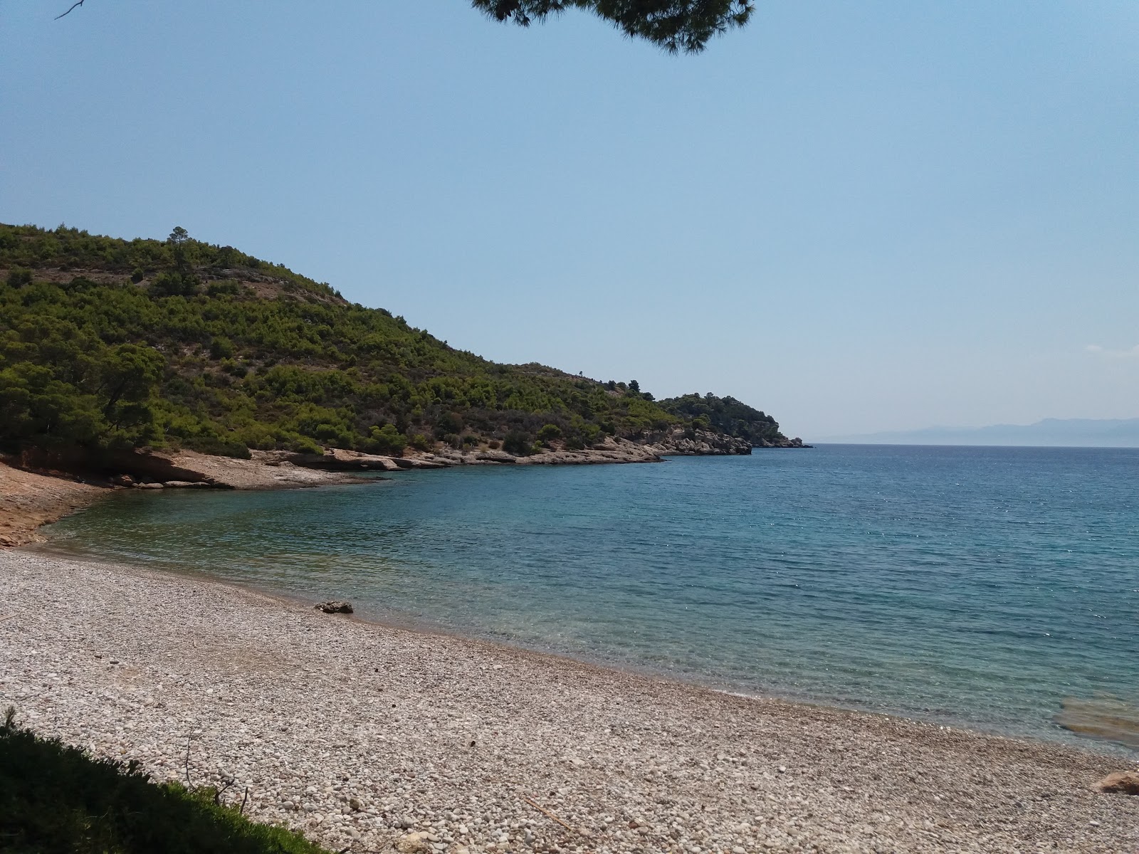 Spetses Beach III'in fotoğrafı küçük koy ile birlikte